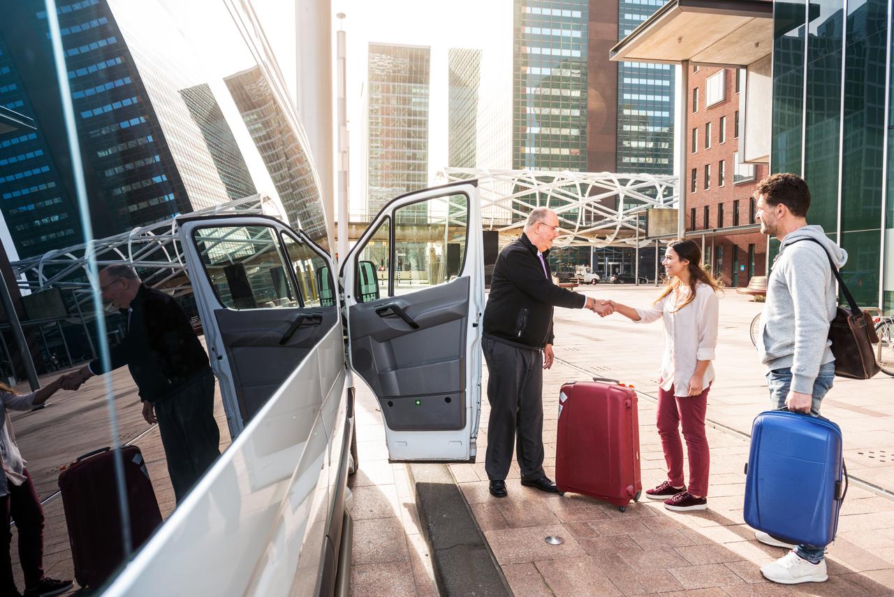 Conductor de Intervan recibiendo pasajeros con equipaje